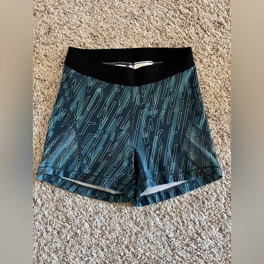 Nike pro hypercool shorts size S